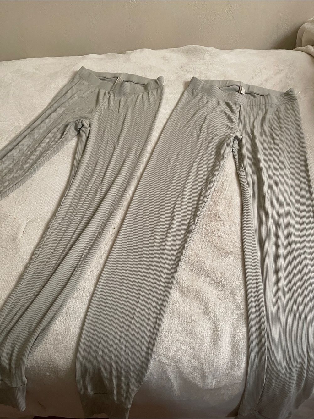 SKIMS Ribbed Leggings in Light Gray